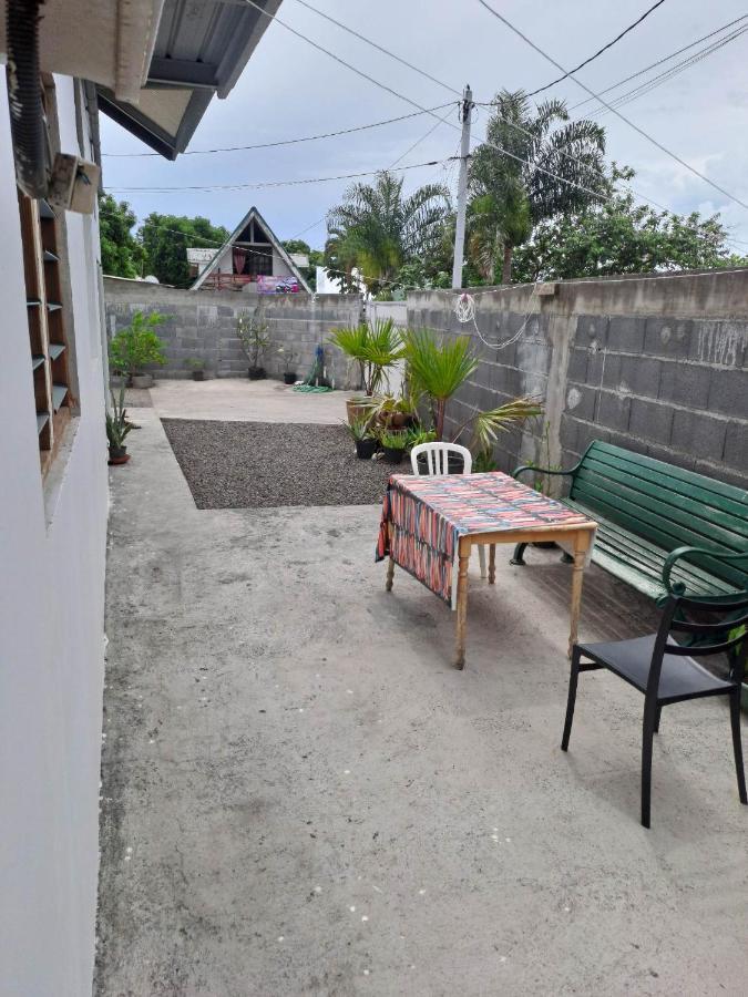 Laure Hebergement Loue Des Lits En Dortoir Hostel Faaa Exterior photo
