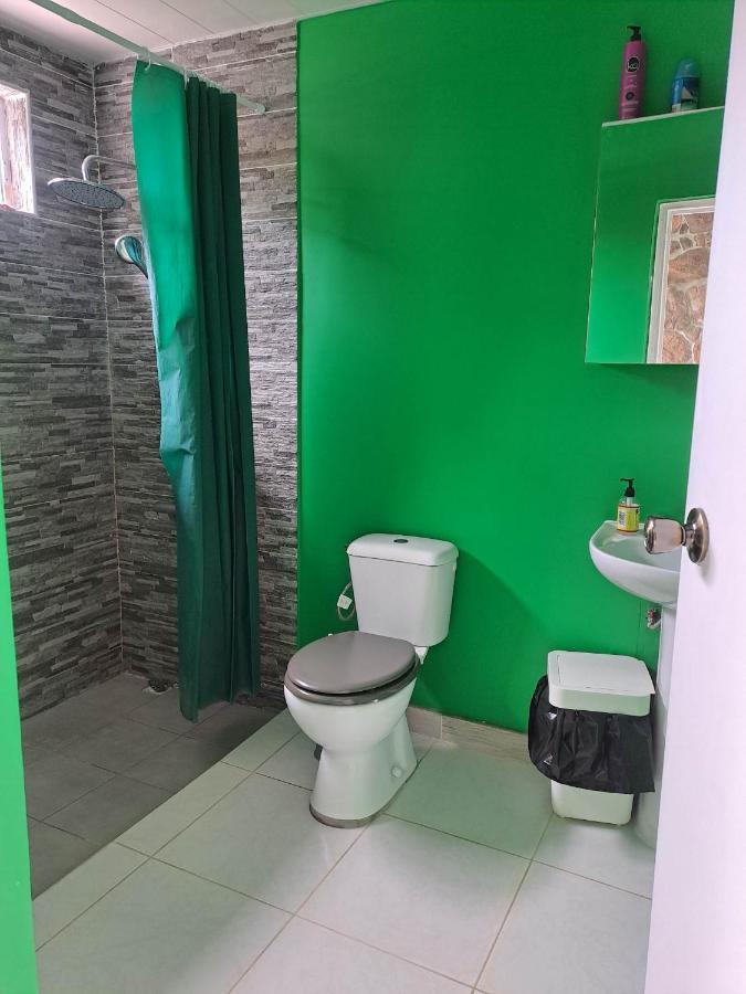 Laure Hebergement Loue Des Lits En Dortoir Hostel Faaa Exterior photo